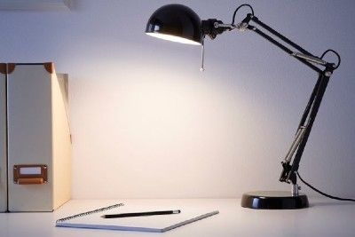 Lựa chọn đèn bàn làm việc cho người thường xuyên làm việc trên máy tính